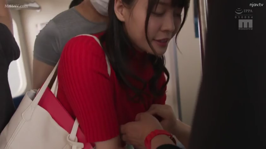 胸部 · 站立 · 电车 · 红色短袖