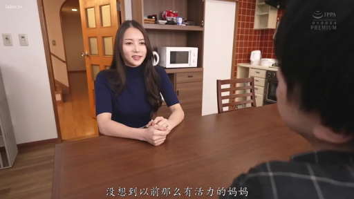 座り姿勢 · 微笑 · 半身 · 対話 · 食卓 · 深蓝色短袖 · 居家餐厅 · 贤淑