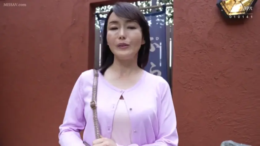 站立 · 中景 · 自然 · 对视 · 街道 · 挎包 · 着衣 · 紫色开衫