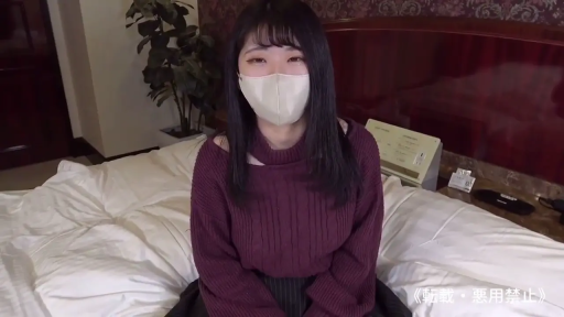 卧室 · 床 · 面对镜头 · 正坐 · 上半身 · 长发 · 紫色针织衫 · 戴口罩