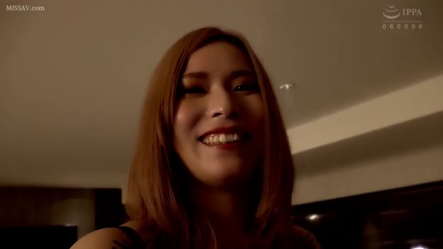 脸部特写 · 卧室 · 微笑 · 对视 · 正面 · 黑色吊带