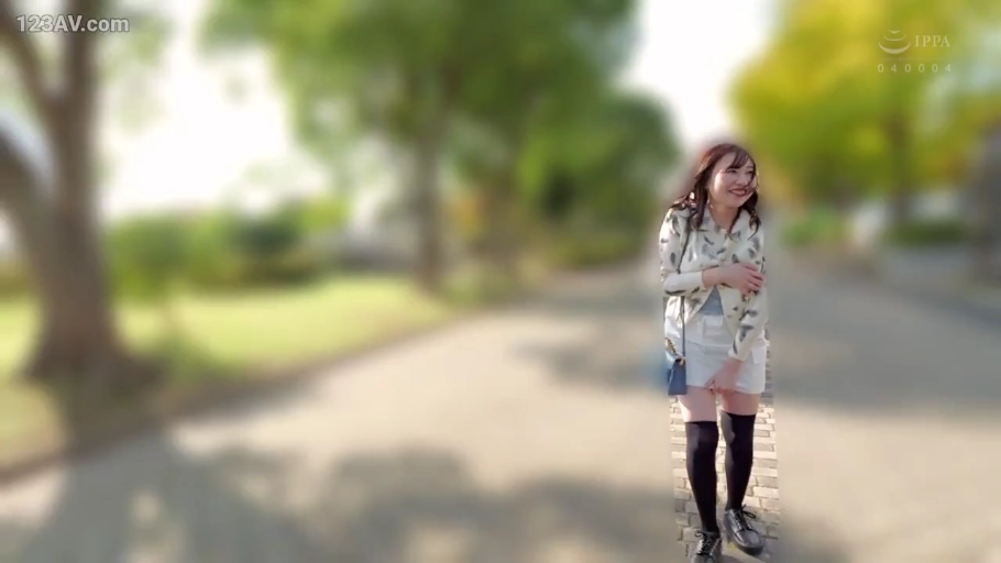 全身 · 站姿 · 过膝袜 · 微笑 · 挎包 · 公园 · 遮掩