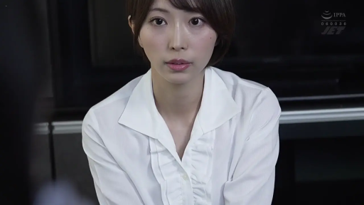 室内 · 忧郁 · 正坐 · 胸部以上特写 · 凝视镜头 · 淑女 · 白色荷叶边衬衫