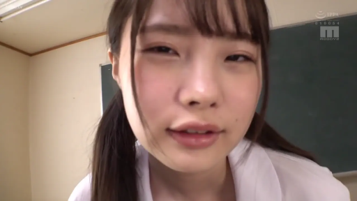 面部 · 身をかがめる · 制服 · 教室 · 恥ずかしがり屋 · 注視 · 黑板 · アジア人女性