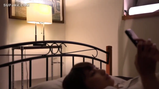 卧室 · 中景 · 平静 · 仰卧 · 手机 · 暖光 · 睡衣 · 玩手机