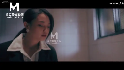 真剣 · 頭を下げる · 站立 · 中景 · 耳环 · 走廊 · OL · 职场套装