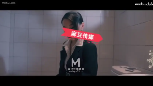 坐姿 · 职业西装 · 半身 · 卫生间 · 马桶 · 如厕 · 遮挡字幕