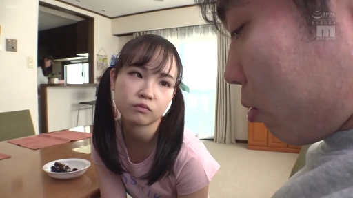 坐姿 · 客厅 · 面部特写 · 对视 · 粉色短袖 · 嘟嘴