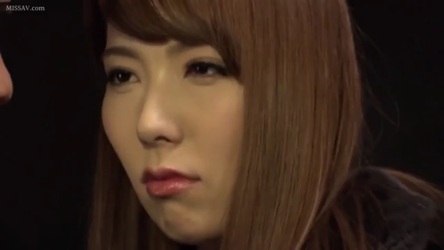 室内 · 委屈 · 面部特写 · 注视 · 长发 · 侧头 · 黑色毛领