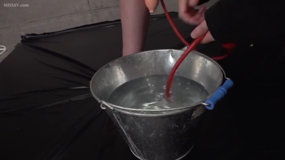 室內 · 黑色上衣