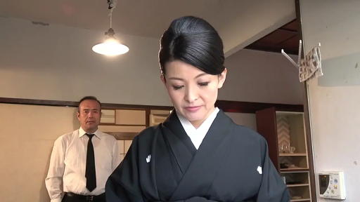 室内 · 全身 · 站立 · 自拍 · 社交媒体 · 俏皮 · 黄色连体衣 · 贴纸
