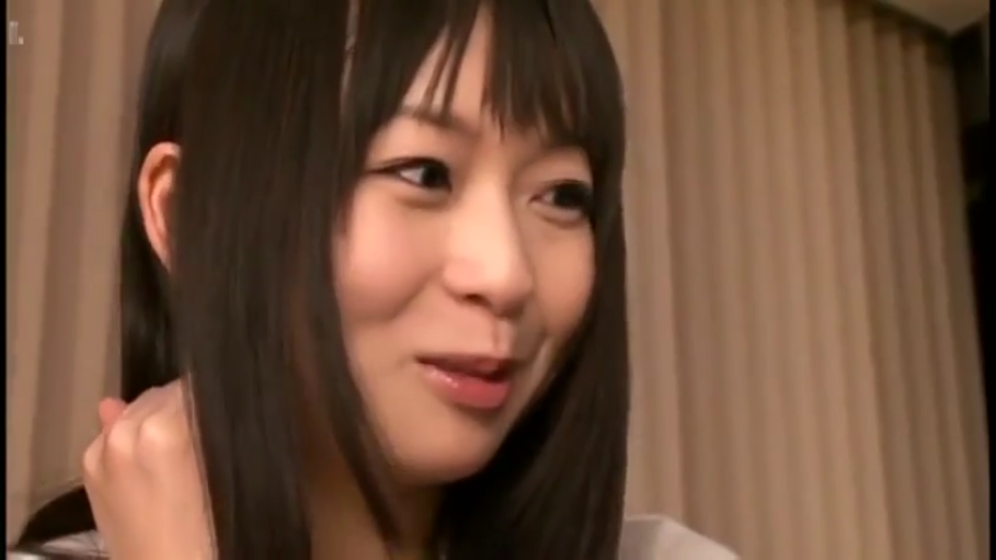坐姿 · 办公室 · 职场女性 · 职业装 · 注视 · 储物柜 · 近景 · 沉稳