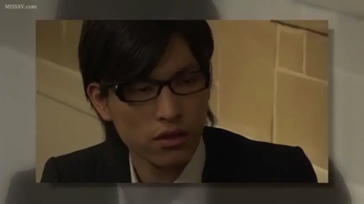 室内 · 坐姿 · 严肃 · 脸部 · 眼镜 · 注视 · 西装 · 男性