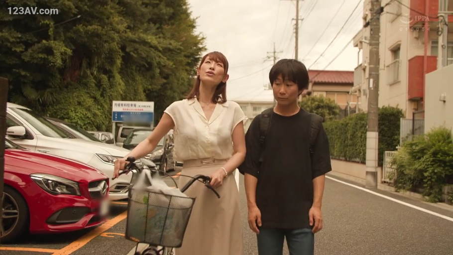 严肃 · 全景 · 街道 · 连衣裙 · 白天 · 走路 · 自行车 · 推自行车