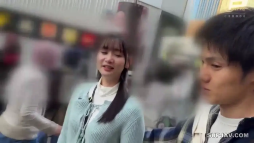 交谈 · 站立 · 自然 · 半身 · 针织衫 · 街道