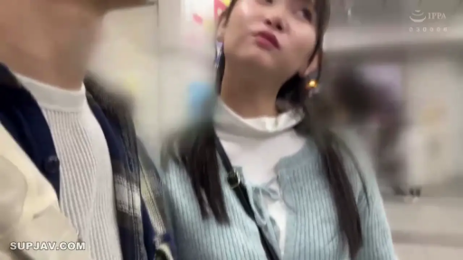 Indoor · Conversation · Face · Stand · Sweater · 挎包 · 嘟嘴 · 街头风格