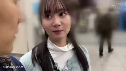 Conversation · Stand · 自然 · 面部特写 · One-shoulder bag · 街头采访 · 车站 · Light blue cardigan