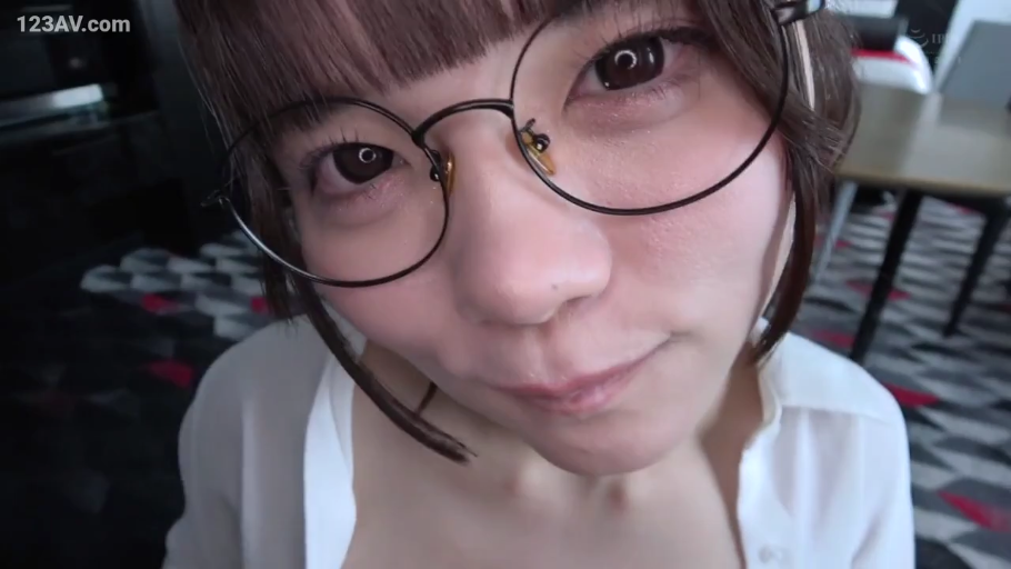 室内 · 眼镜 · 白衬衫 · 微笑 · 面部特写 · 注视 · 探头