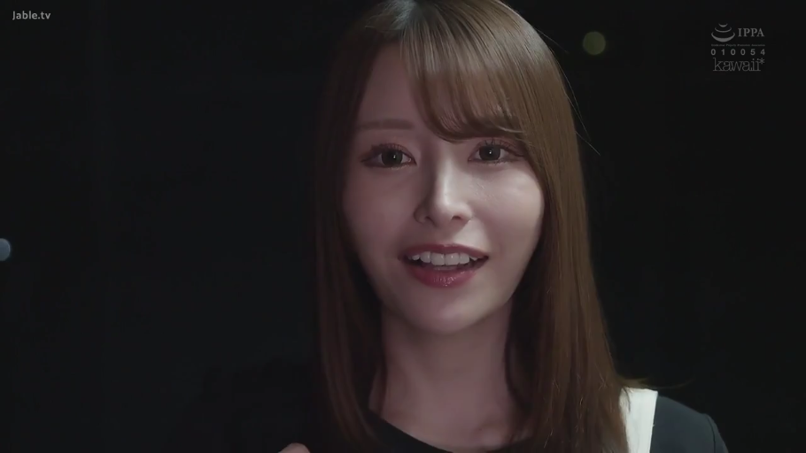 室内 · 脸部特写 · 微笑 · 对视 · 长发 · 正面 · 黑色上衣