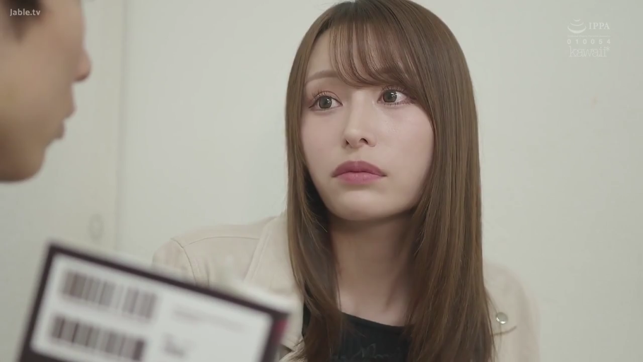 室内 · 坐姿 · 面部特写 · 注视 · 长发 · 担忧 · 碟片 · 夹克