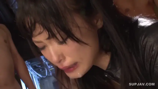 室内 · 脸部特写 · 跪姿 · 黑色紧身衣