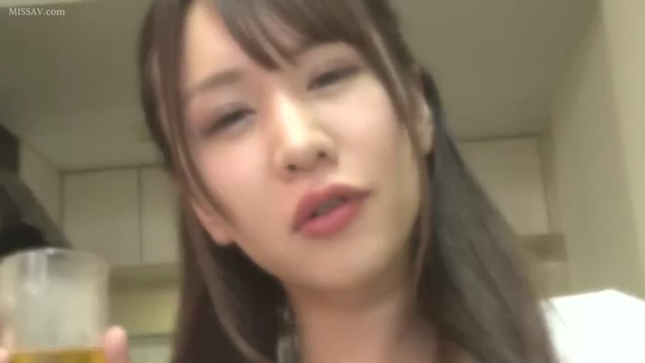 室內 · 面部特寫 · 白色上衣