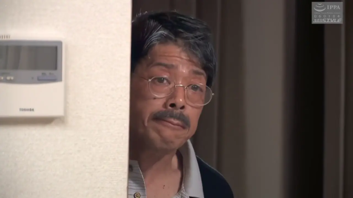 室内 · 头部特写 · 探頭 · 条纹领上衣