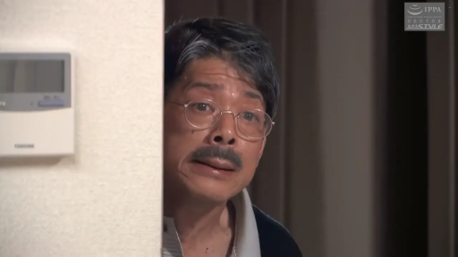 室内 · 眼镜 · 休闲装 · 观察 · 特写 · 惊讶 · 窥视 · 胡子