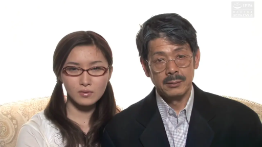 室内 · 坐姿 · 严肃 · 眼镜 · 上半身 · 端坐 · 老少配 · 正装