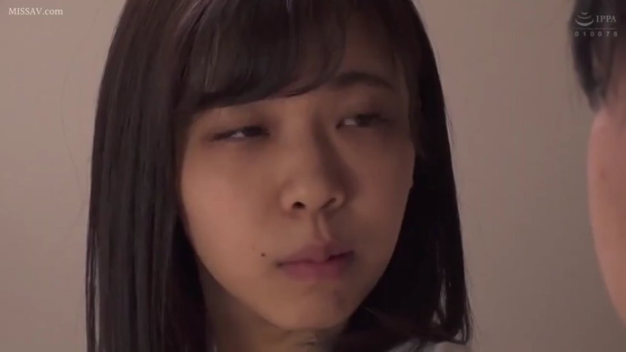 室内 · 脸部特写 · 迷离 · 凝视 · 长发 · 浅色衬衫 · 侧对镜头