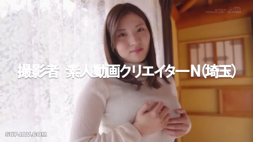 室内 · 胸部 · 站立 · 微笑 · 毛衣 · 揉胸 · 视频字幕