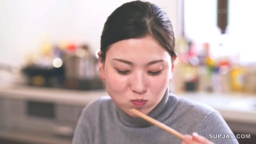 坐姿 · 自然 · 面部特写 · 居家 · 厨房 · 灰色高领毛衣 · 进食 · 筷子