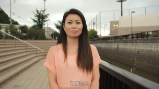 站立 · 微笑 · 面对镜头 · 半身 · 户外 · 长发 · 粉色短袖