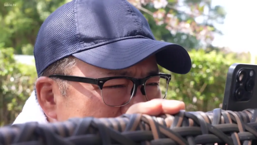 俯身 · 棒球帽 · 专注 · 面部特写 · 偷窥 · 竹篱笆 · 户外 · 男性