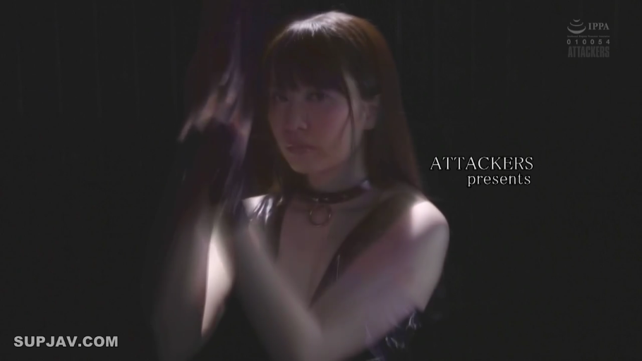 室内 · 严肃 · 站立 · 半身 · 凝视 · 长发 · 项圈 · 皮衣