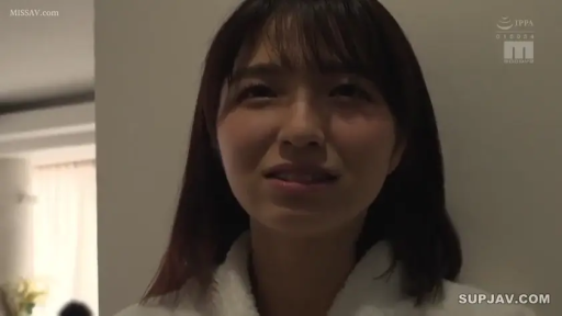 室内 · 顔部のクローズアップ · 站立 · 注视镜头 · 长发 · 白色浴袍 · 尴尬微笑