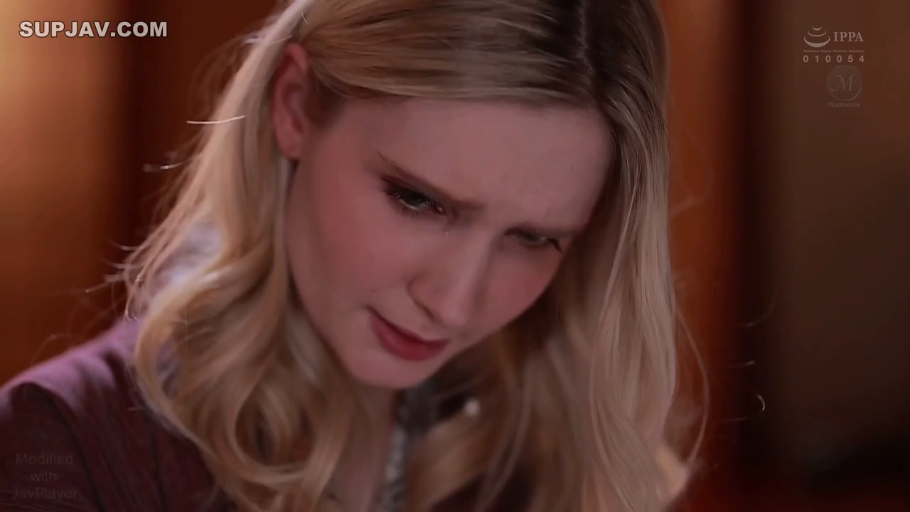 室内 · 难过 · 低头 · 面部特写 · 俯视 · 紫色上衣 · 个人特写