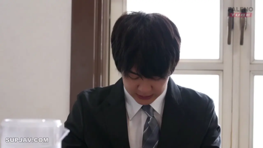 室内 · 坐姿 · 严肃 · 脸部特写 · 注视 · 西装 · 水壶 · 男性独照