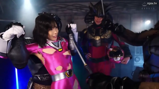 角色扮演 · 站立 · 中景 · 摄影棚 · 挣扎 · 受困 · 战队头盔 · 破损战队服