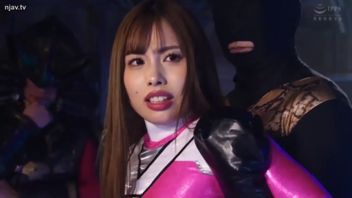 惊恐 · 头部特写 · 挣扎 · 黑色面罩 · 昏暗密室 · 被挟持 · 特摄系列 · 粉色战队紧身衣