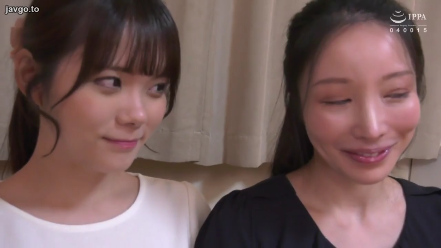 坐姿 · 单人 · 脸部 · 沙发 · 微笑 · 客厅 · 访谈 · 吊带