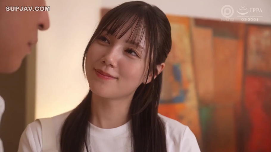 室内 · 脸部特写 · 微笑 · 凝视 · 仰头 · 白色T恤 · 视频截图 · 背景画