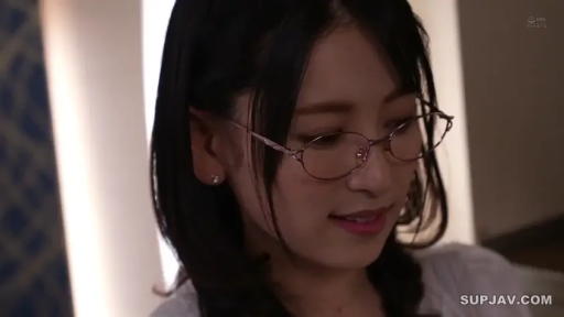 Indoor · Lower your head · White shirt · Glasses · 面部特写 · Gaze · 温柔 · 黑发