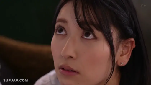 室内 · 脸部 · 白衬衫 · 观察 · 剧情 · 惊恐 · 仰视 · 耳饰