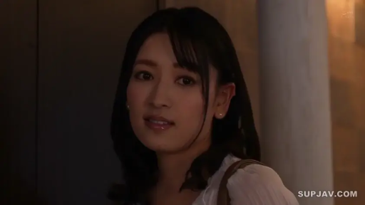 室内 · 脸部特写 · 白色衬衫 · 凝视 · 背包 · 温柔微笑 · 侧身站立 · 亚洲熟女