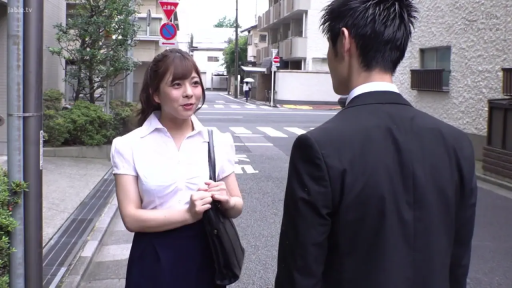 交谈 · 站立 · OL装 · 全景 · 微笑 · 剧情 · 手提包 · 户外