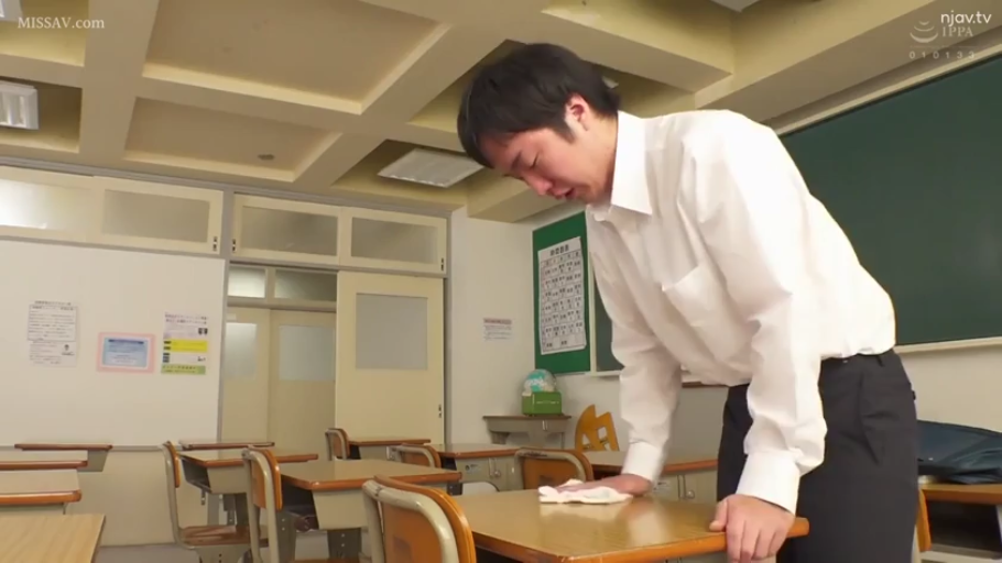 教室 · 专注 · 白衬衫 · 弯腰 · 男优 · 抹布 · 打扫