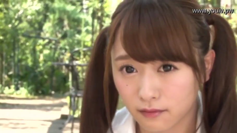 Melancholy · Close-up of the face · white shirt · Gaze · Outdoor · Twin tails · 正面