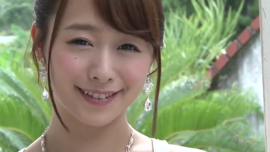 脸部特写 · 微笑 · 注视 · 户外 · 正面 · 亚洲女性 · 白色连衣裙 · 耳坠项链