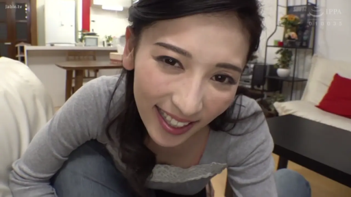 室內 · 面部 · 俯身 · 灰色上衣 · POV视角 · 家具 · 言语交流 · 含笑